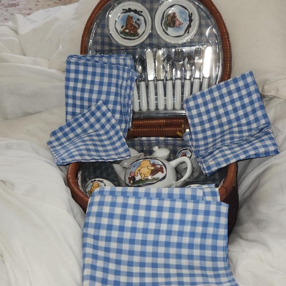 Vintage Winnie the Pooh picnic basket - Picture 5 of 8